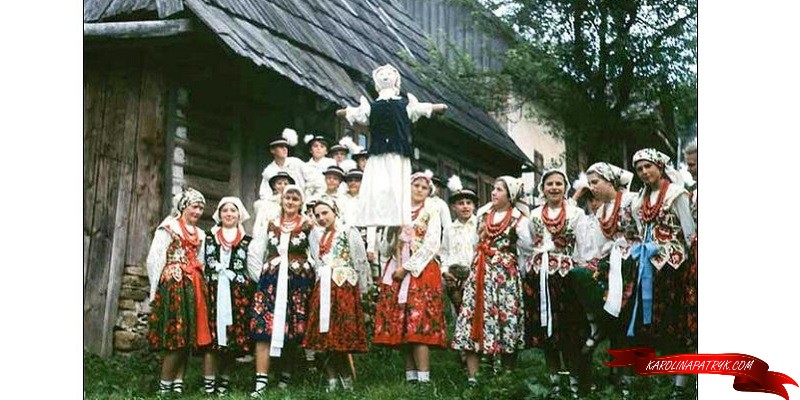 Marzanna with village Polish people