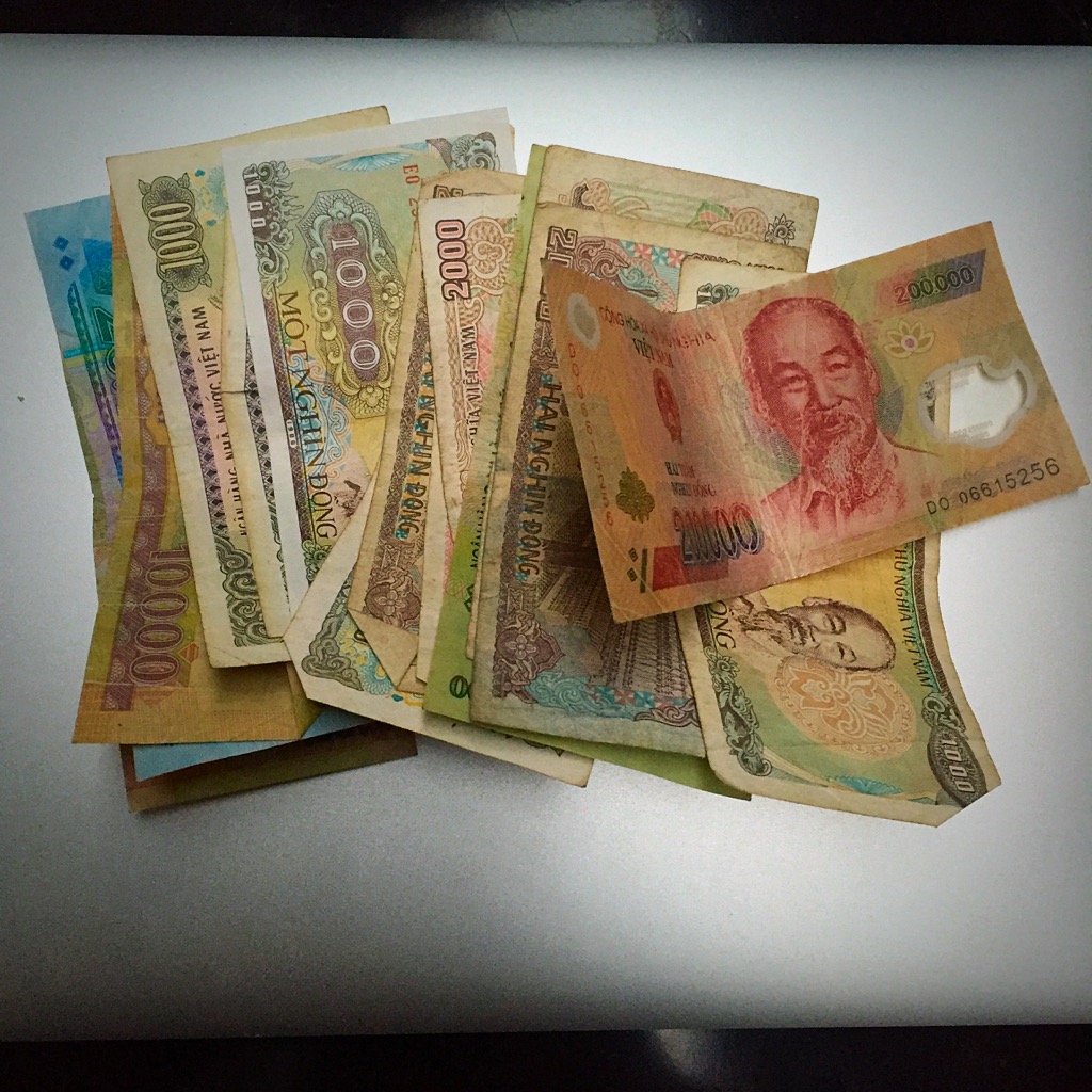 The famous Vietnamese attractions described on Vietnam currency