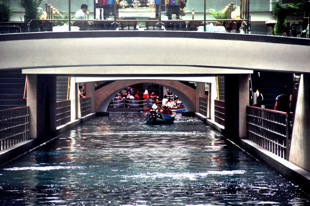 Singapore interesting facts lake inside the shopping mall