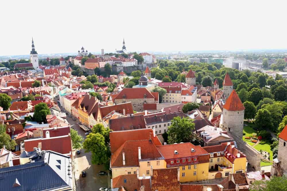 Vue aérienne de l'église St Olav à Tallinn