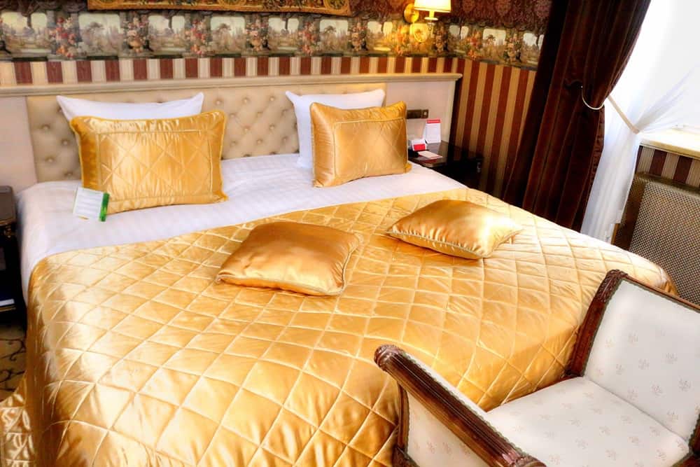King size bed at Ramada Hotel Vilnius