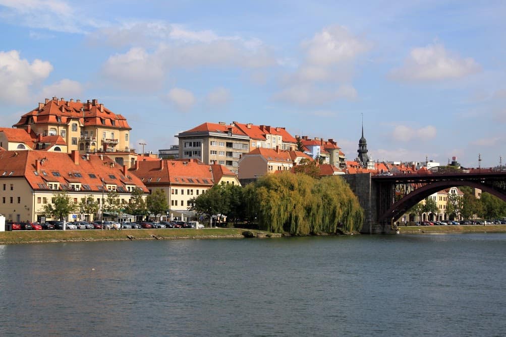 Oude stad in Maribor met rivier