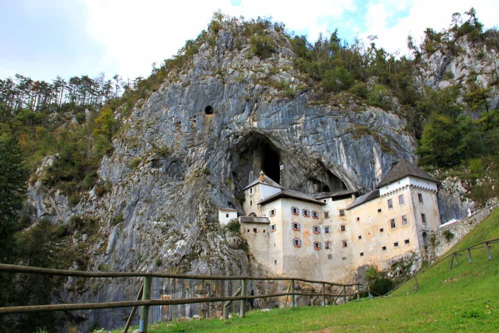 Predjamski grad is een van de beste dagtochten vanuit Ljubljana