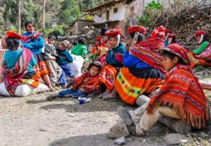 Familia quechua en un pueblo en las montañas de Los Andes sobre Ollantaytambo, Perú