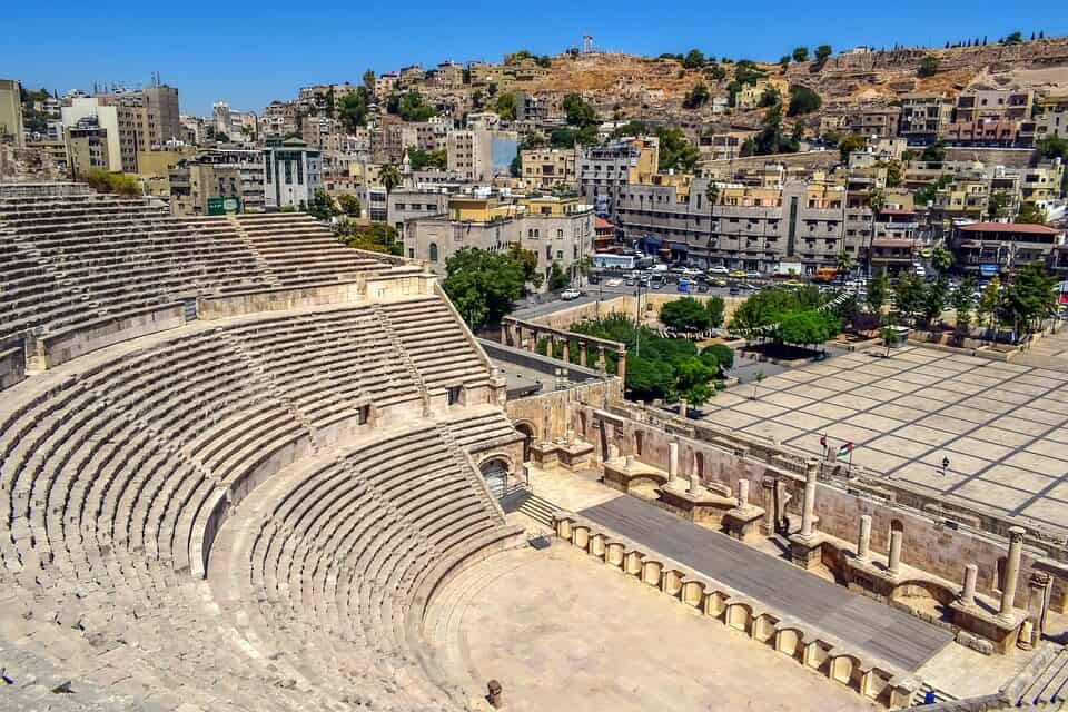 Wissenswertes über Jordanien: Neben der Stadt befindet sich ein römisches Theater aus dem 2. Jahrhundert