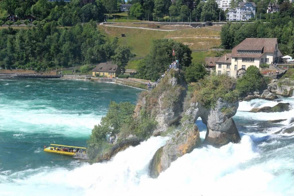 Rhein Falls flowing