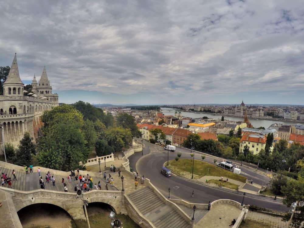 budapest bastion des pêcheurs journée nuageuse