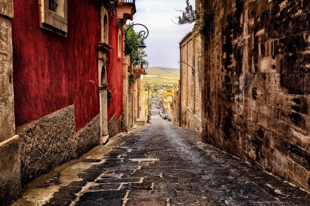 An alleyway of Sicily