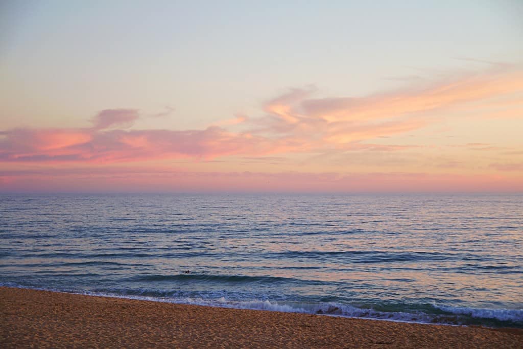 Coucher de soleil romantique sur la plage portugaise