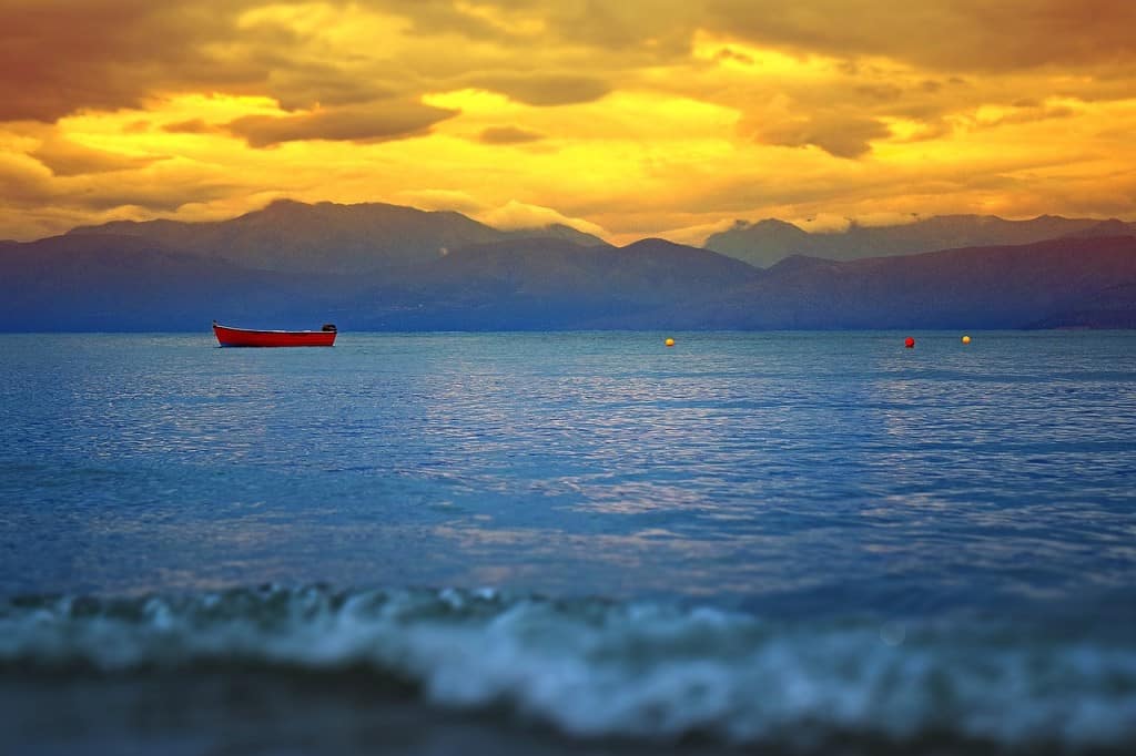 Sonnenuntergang über dem Wasser in Korfu